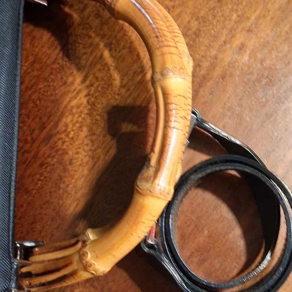 Gucci Elegant Black Handbag with Bamboo Handle - Picture 11 of 15